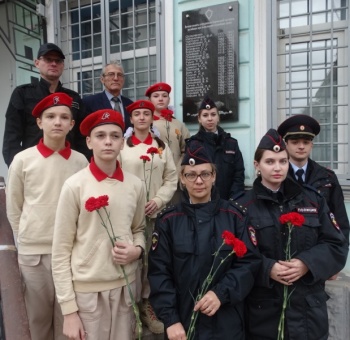 Новости » Общество: Сотрудники полиции Керчи с общественниками почтили память погибших коллег