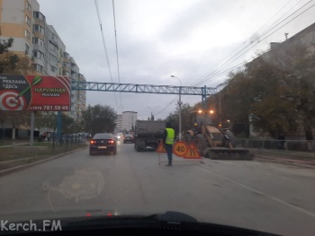 Новости » Общество: Из-за строительства водовода на Свердлова затруднено движение