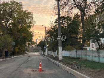 Новости » Общество: На улицах Кавказская-Цибизова уложили первый слой асфальта