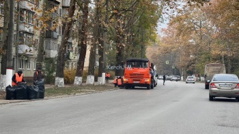 Новости » Общество: В Керчи рабочие продолжают убирать листву с газонов