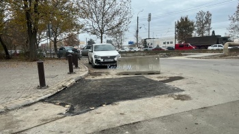 Новости » Общество: На Самойленко заасфальтировали яму на дороге после ремонта водоканала