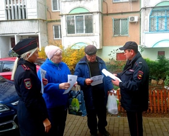 Новости » Общество: Полицейские Керчи продолжают рассказывать прохожим о мошенниках