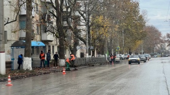 Новости » Общество: На Горького осужденные вторую неделю убирают опавшую листву