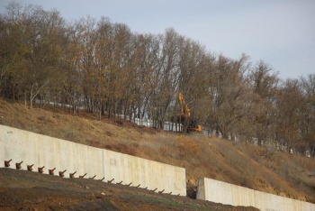 Новости » Общество: В Аршинцево завершили строительство подпорных железобетонных стен