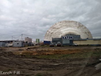 Новости » Общество: Купол единственного в Керчи ледового катка надули