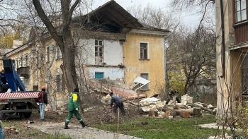 Новости » Общество: На Суворова коммунальщики приступили к разбору обрушившейся части дома