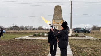 Новости » Общество: Возложение цветов к братской могиле прошло в Керчи