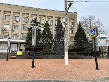 Новости » Общество: В центре Керчи вешают гирлянды