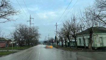 Новости » Общество: На ул. Годыны несколько недель не могут «залатать» яму на дороге