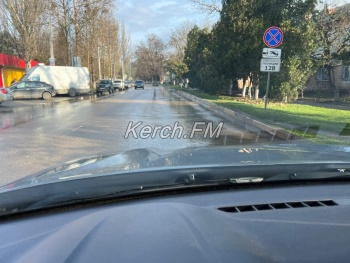 Новости » Общество: В районе «Дружбы» водителей вновь встречает яма на дороге