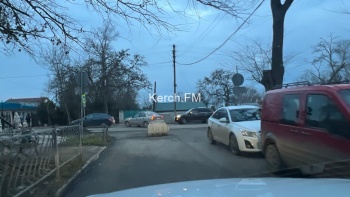 Новости » Общество: В Керчи по улице Сморжевского затруднен проезд транспорта