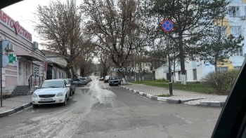 Новости » Общество: На Госпитальной произошел порыв водовода