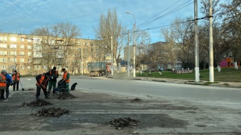 Новости » Общество: В Керчи коммунальщики вышли на уборку дорог