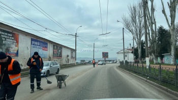 Новости » Общество: В Керчи осужденные убирали дорогу на Адмиралтейском проезде