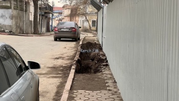 Новости » Общество: На Театральной вместо тротуаров появились траншеи