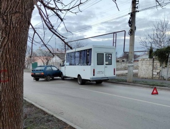 Новости » Криминал и ЧП: Утро в Керчи началось с аварии маршрутки и «ВАЗа»