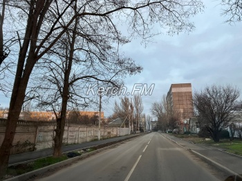 Новости » Общество: В переулке Корабельном засыпали грунтом обочины