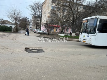 Новости » Общество: В Керчи отремонтировали участки дороги с проваливающимися люками на Орджоникидзе