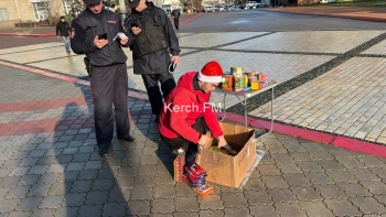 Новости » Общество: Полиция Керчи гоняла стихийщиков с пиротехникой на ул. Ленина