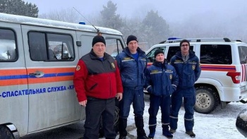 Новости » Общество: Снег на Ангарском перевале и Ай-Петри в Крыму – работают спасатели
