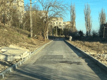 Новости » Общество: В Керчи залатали яму на новом асфальте по Олега Кошевого