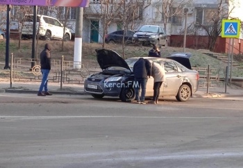 Новости » Криминал и ЧП: В Керчи столкнулись автобус и легковой автомобиль