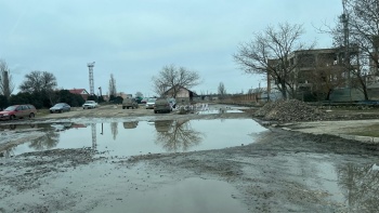 Новости » Общество: Вопрос подсыпки грязи и луж в районе ж/д переезда на Кирова рассмотрят в этом году