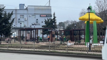 Новости » Общество: Газоны и клумбы в сквере Воссоединения приводили в порядок