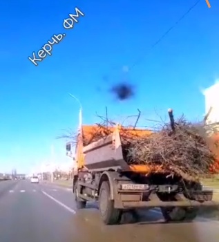 Новости » Общество: С открытого грузовика по дороге в Керчи разлетались обрезанные ветки