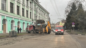 Новости » Общество: На дорогу по Кирова из грузовика высыпалась грязь