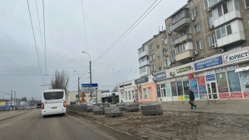 Новости » Общество: Старую плитку на тротуарах Керчи заменит асфальт