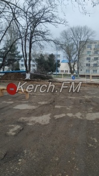 Новости » Общество: Из-за замены водовода в Керчи перекопали выезд с одного из дворов