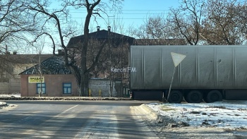 Новости » Общество: Керчане опасаются, что дорожный знак скоро может упасть