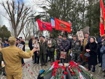 Новости » Общество: Возложение цветов в память о воинах-интернационалистах прошло в Керчи