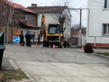 Новости » Общество: На 23 Мая приступили к устранению течи