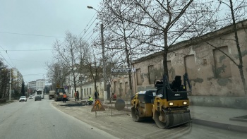 Новости » Общество: На ул. Свердлова приступили к частичному асфальтированию дороги