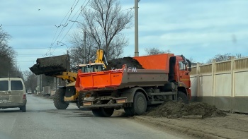 Новости » Общество: С тротуаров на Вокзальном шоссе начали вывозить землю