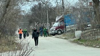 Новости » Общество: К нам едет ревизор? Керчане удивлены уборкой мусора в частном секторе