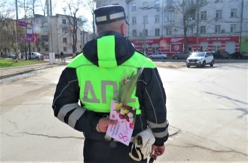 Новости » Общество: В Керчи 8 марта сотрудники ГИБДД дарили цветы женщинам за рулем