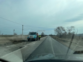 Новости » Общество: Движение реверсивное: на дороге в Октябрьское готовятся укладывать асфальт