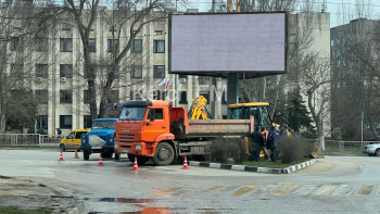 Новости » Общество: На Казакова в Керчи устраняют порыв водовода