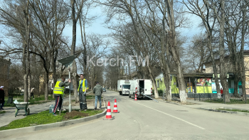 Новости » Общество: На ул. Славы приступили к замене дорожных знаков