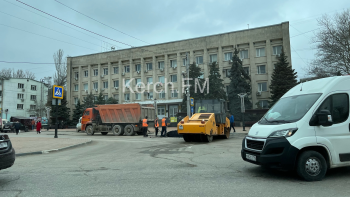 Новости » Общество: В Керчи на Кирова асфальтируют участки дороги после ремонта водовода