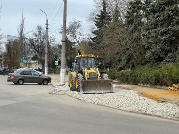 Новости » Общество: В Керчи вновь заработала техника на тротуаре у кольца на «Институте»