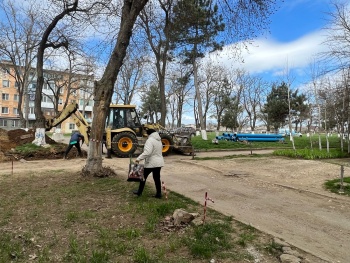 Новости » Общество: В Керчи из-за прокладки водовода перекрыли въезд во дворы по Орджоникидзе