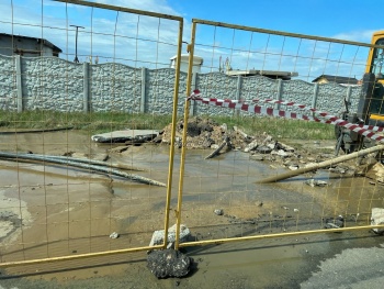 Новости » Общество: Из-за водовода на Аршинцевской косе повскрывали новый асфальт