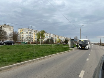 Новости » Общество: Ветер качает лист железа у остановки на Буденного