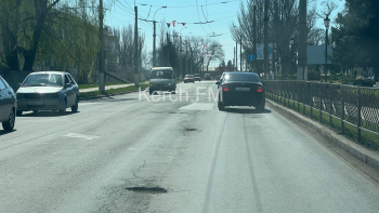 Новости » Общество: Керчане просят заасфальтировать ямы на Адмиралтейском проезде