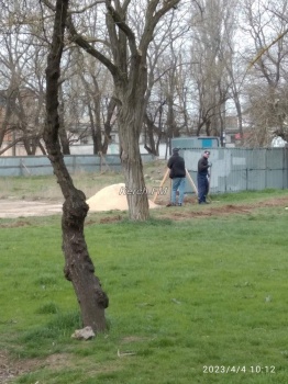 Новости » Общество: В Комсомольском парке начались работы на зелёной зоне