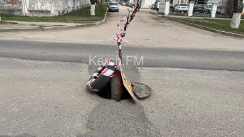 Новости » Общество: Осторожно! На дороге на Вокзальном шоссе в Керчи открыт люк